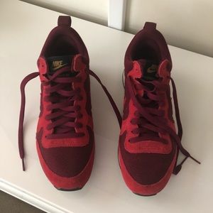 Nike two-tone magenta lifestyle sneakers